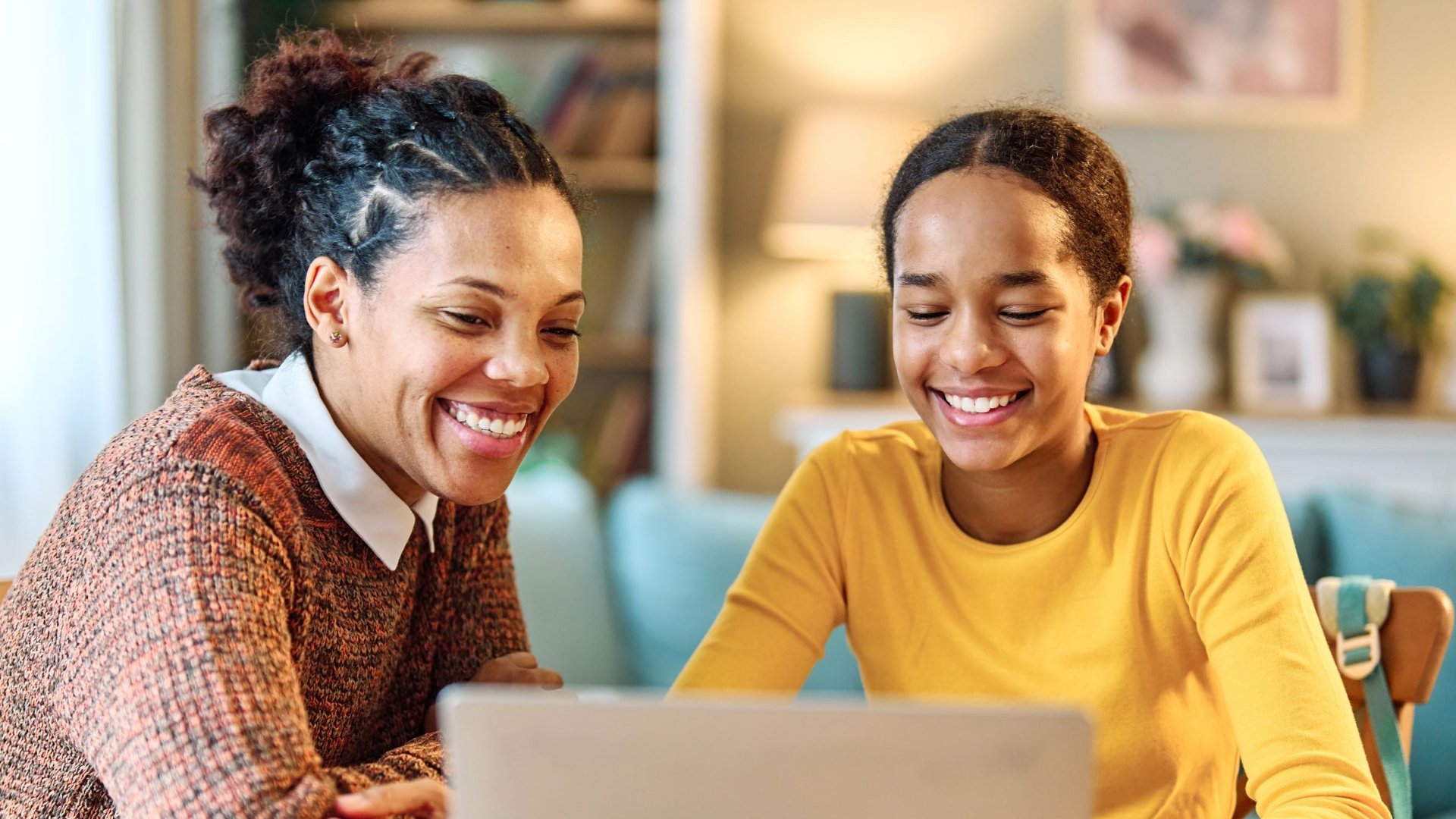 Parents can help their child in case of technical difficulties and inform the teacher if the solution will take time. This help alleviates stress. 