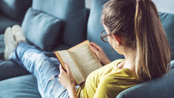 Young_Woman_Reading